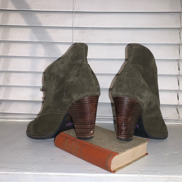 Indigo Shoes | Clarks Indigo Booties, Olive Suede | Size 8 - Picture 6 of 7